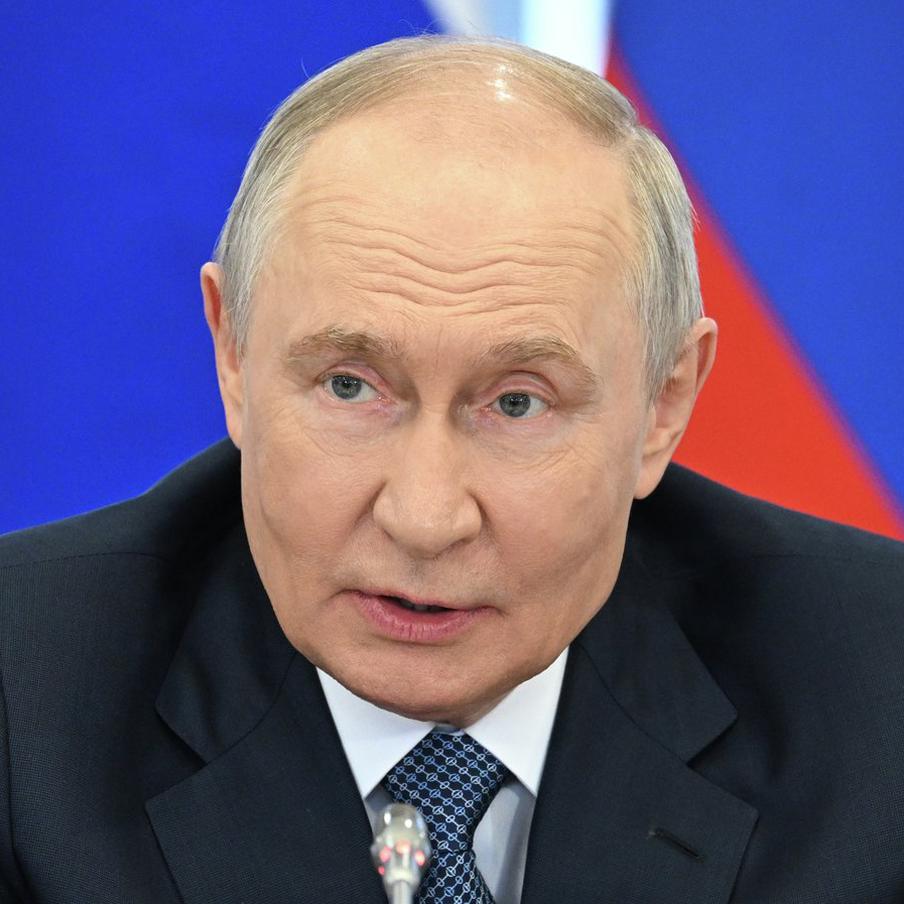 Путин по телефону поздравил 101-летнего ветерана Евгения Знаменского с днём рождения. В годы войны Знаменский сражался на трёх фронтах – Степном, Донском и 1-м Белорусском. На его боевом счету – форсирование пяти рек: Дона, Донца, Вислы, Одера и Шпрее