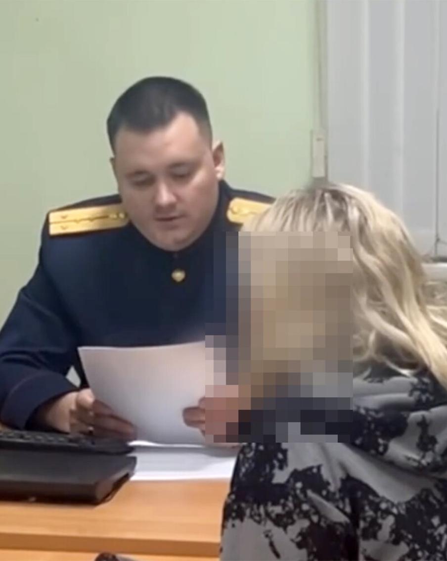 Выбросившая дочь с 10-го этажа мать из Сергиева Посада оказалась женой рэпера. Трёхлетняя девочка, которую мать вытолкнула с балкона, чудом выжила благодаря тому, что сначала упала на козырёк магазина, смягчивший удар