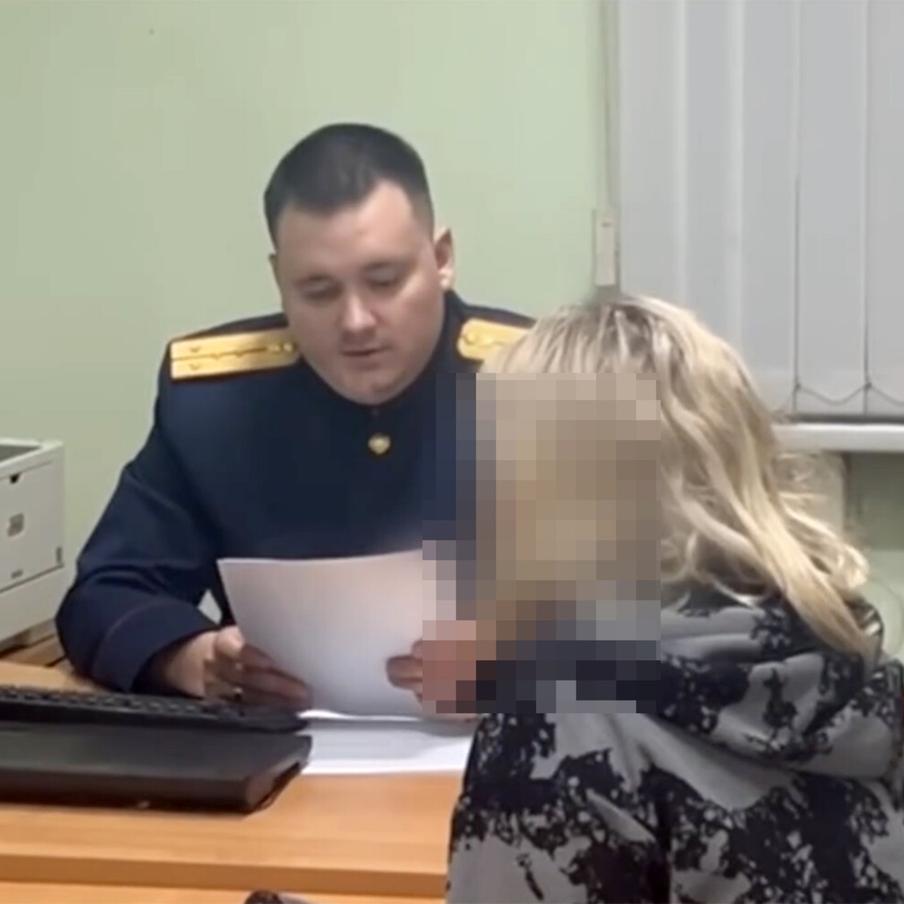 Выбросившая дочь с 10-го этажа мать из Сергиева Посада оказалась женой рэпера. Трёхлетняя девочка, которую мать вытолкнула с балкона, чудом выжила благодаря тому, что сначала упала на козырёк магазина, смягчивший удар