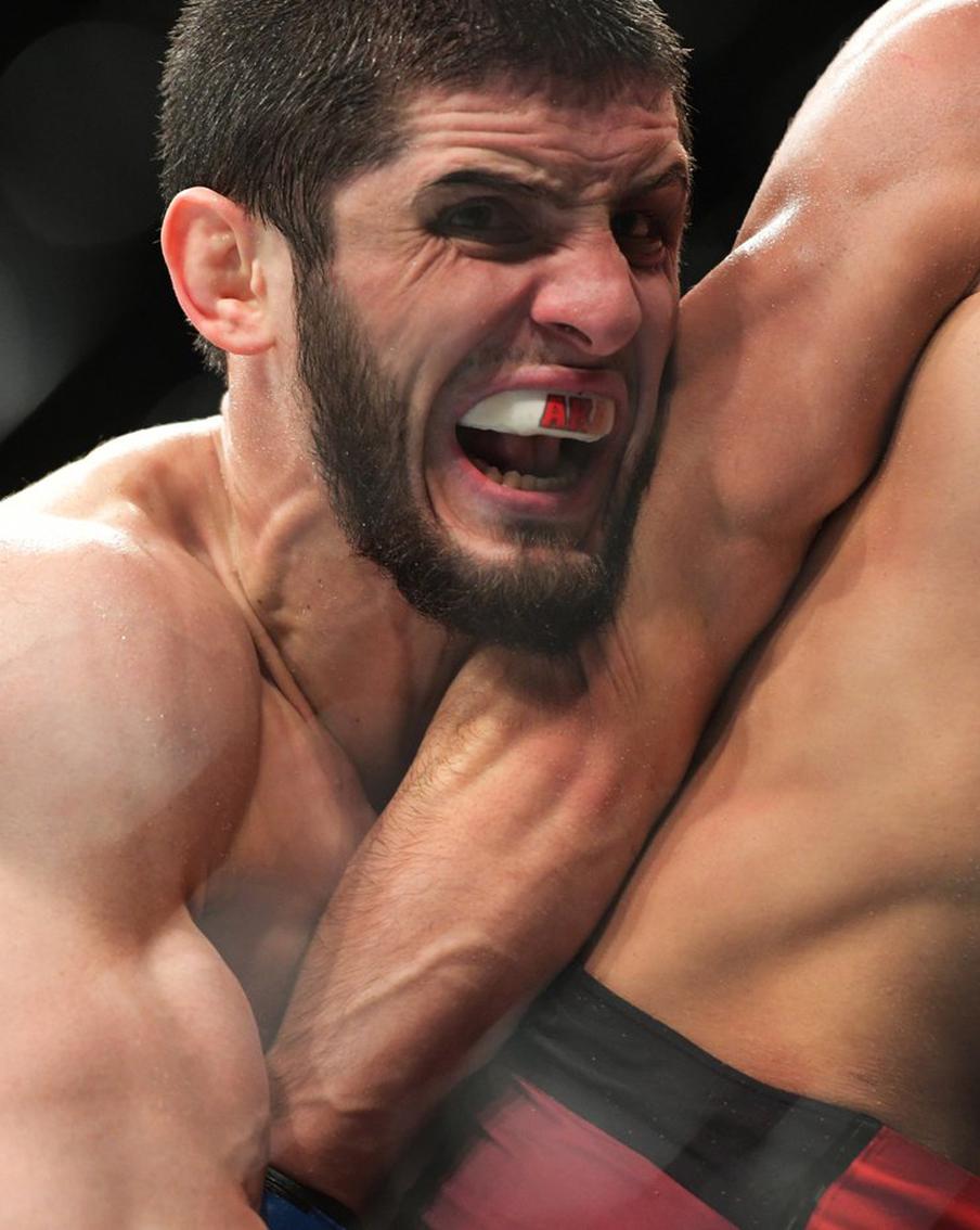 Боец Махачев мечтает завершить карьеру в Москве на турнире UFC. Российский боец Ислам Махачев, действующий чемпион Абсолютного бойцовского чемпионата (UFC) в полусреднем весе, поделился планами на завершение спортивной карьеры. Он заявил, что хотел бы поставить точку в своих выступлениях на турнире в Москве
