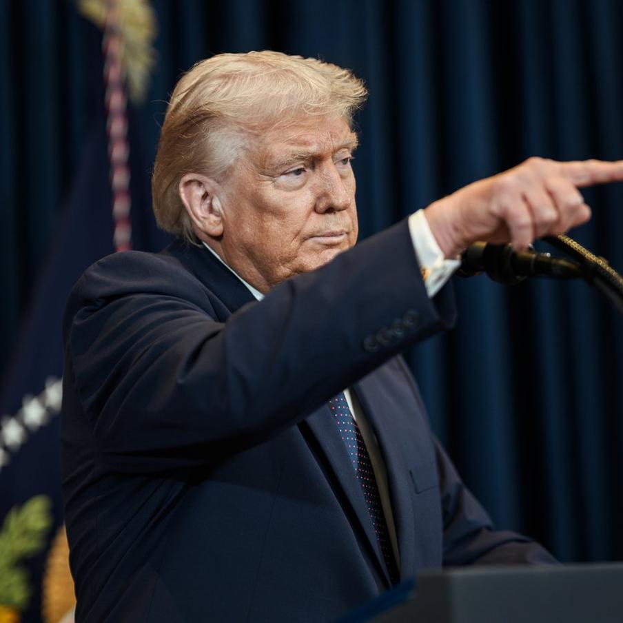 Трамп заявил, что намерен вскоре объявить Ормузский пролив американским. Президент США Дональд Трамп объявил, что после победы над Ираном Ормузский пролив станет территорией Соединённых Штатов. Он аргументировал это необходимостью обеспечения безопасности. Несмотря на заявления Трампа о прогрессе на переговорах, стороны остаются в тупике из-за разногласий