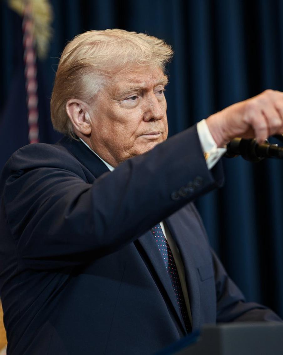 Трамп заявил, что намерен вскоре объявить Ормузский пролив американским. Президент США Дональд Трамп объявил, что после победы над Ираном Ормузский пролив станет территорией Соединённых Штатов. Он аргументировал это необходимостью обеспечения безопасности. Несмотря на заявления Трампа о прогрессе на переговорах, стороны остаются в тупике из-за разногласий