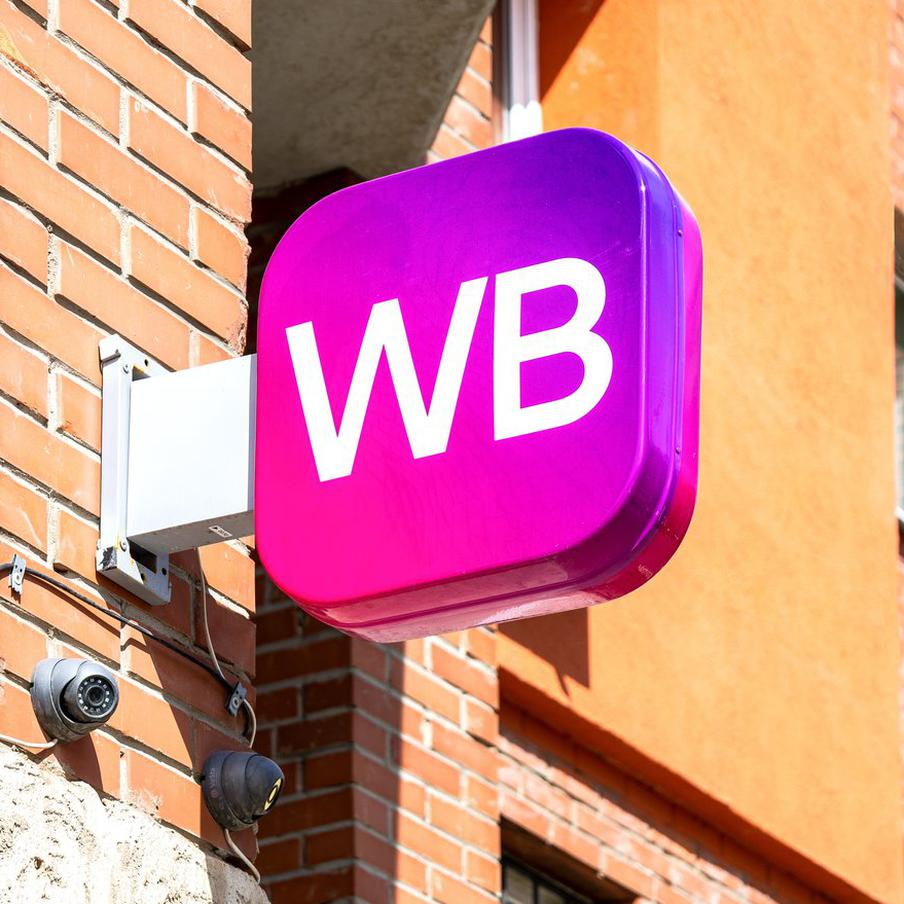 Воробьёв: В Подмосковье произошло возгорание на складе Wildberries в Коледино. В результате массированной атаки беспилотников на Московский регион в индустриальном парке "Коледино" в городе Подольске возник пожар на складе Wildberries. Благодаря своевременной эвакуации, никто из сотрудников не пострадал, а логистические процессы были оперативно переведены на другие объекты