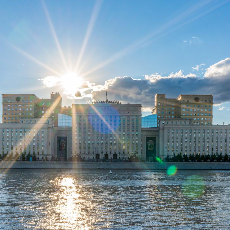 Минобороны: ВС России ударили по крупнейшему украинскому НПЗ. Вооружённые силы России нанесли серию ударов по ключевым промышленным и логистическим объектам на территории Украины. В Полтавской области был атакован Кременчугский нефтеперерабатывающий завод, а в Кривом Роге — цеха металлургического комбината, который занимается производством стального проката для военной промышленности