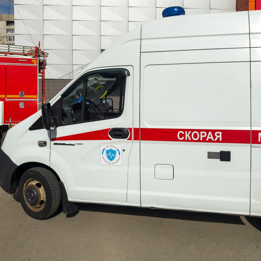 Семь человек пострадали при опрокидывании рейсового автобуса в Пермском крае. В городе Березники произошло ДТП: рейсовый автобус, следовавший по маршруту "Березники — Усолье", опрокинулся из-за нарушения водителем скоростного режима. В результате аварии пострадали семь человек — пять взрослых и двое детей. По факту ДТП возбуждено уголовное дело по части 1 статьи 238 УК РФ