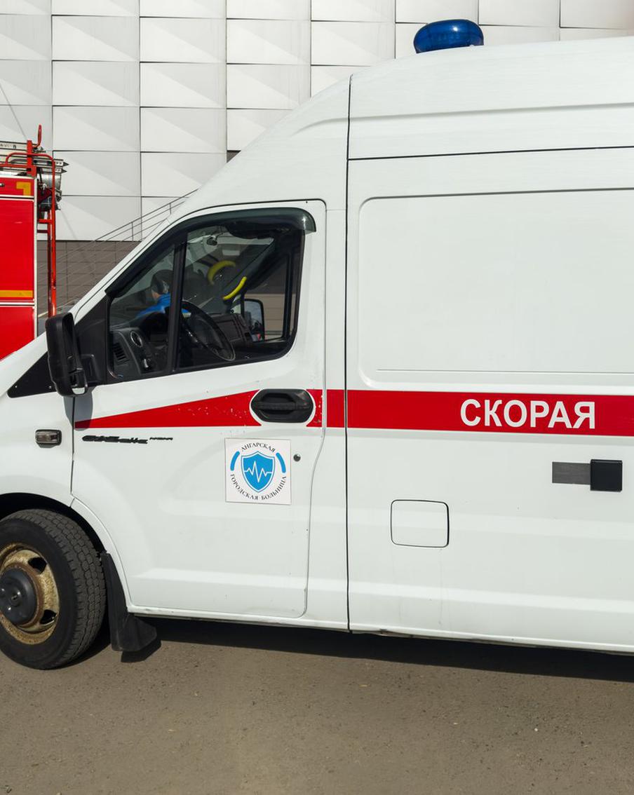 Семь человек пострадали при опрокидывании рейсового автобуса в Пермском крае. В городе Березники произошло ДТП: рейсовый автобус, следовавший по маршруту "Березники — Усолье", опрокинулся из-за нарушения водителем скоростного режима. В результате аварии пострадали семь человек — пять взрослых и двое детей. По факту ДТП возбуждено уголовное дело по части 1 статьи 238 УК РФ