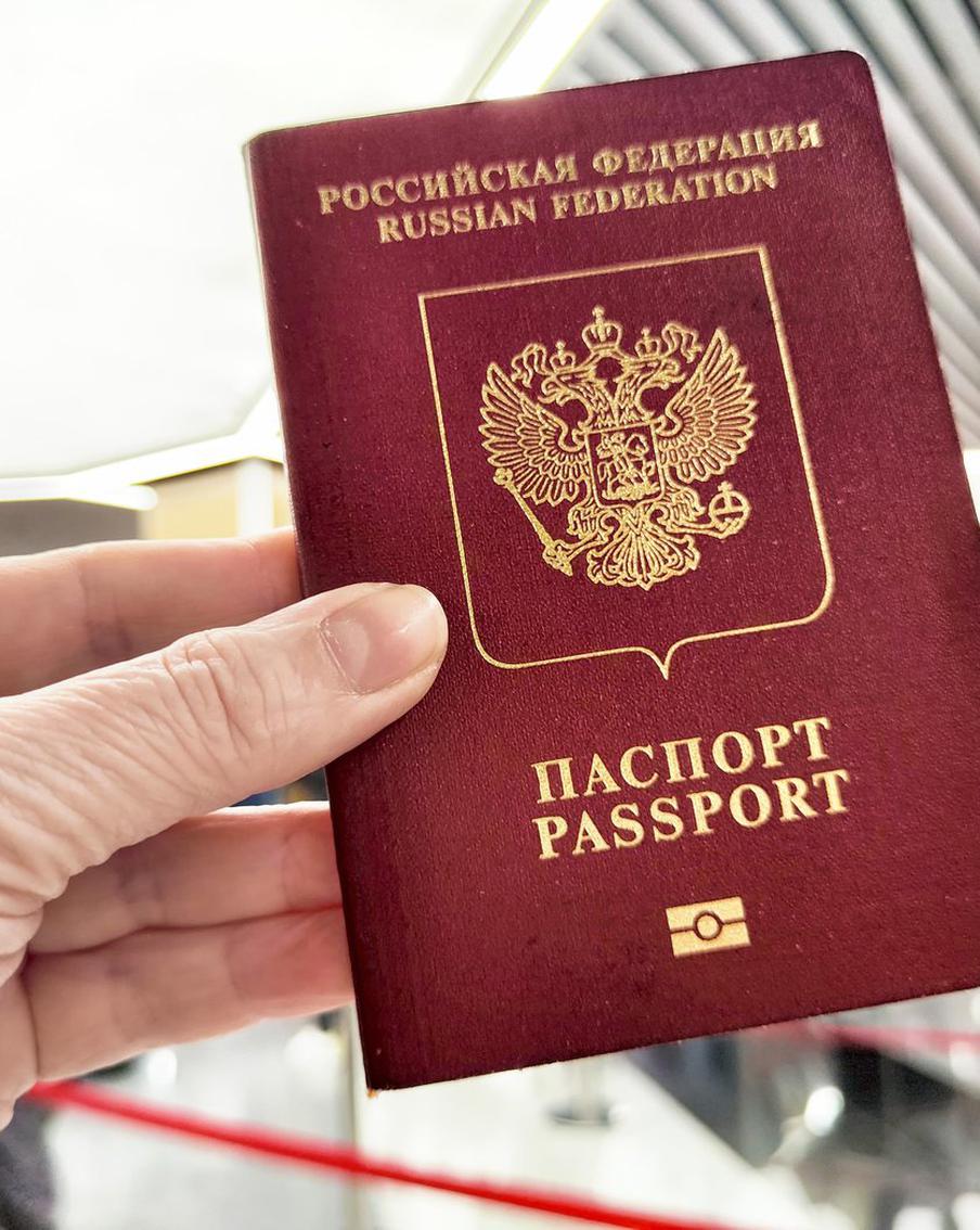 ЕС расширяет список стран, отказывающих в приёме небиометрических паспортов РФ. С 1 октября 2026 года Бельгия, Люксембург и Нидерланды перестанут признавать российские небиометрические пятилетние загранпаспорта. Переходных исключений не будет. Швеция же предоставит возможность въезда до конца 2026 года для лиц с визами или видом на жительство, полученными до этой даты