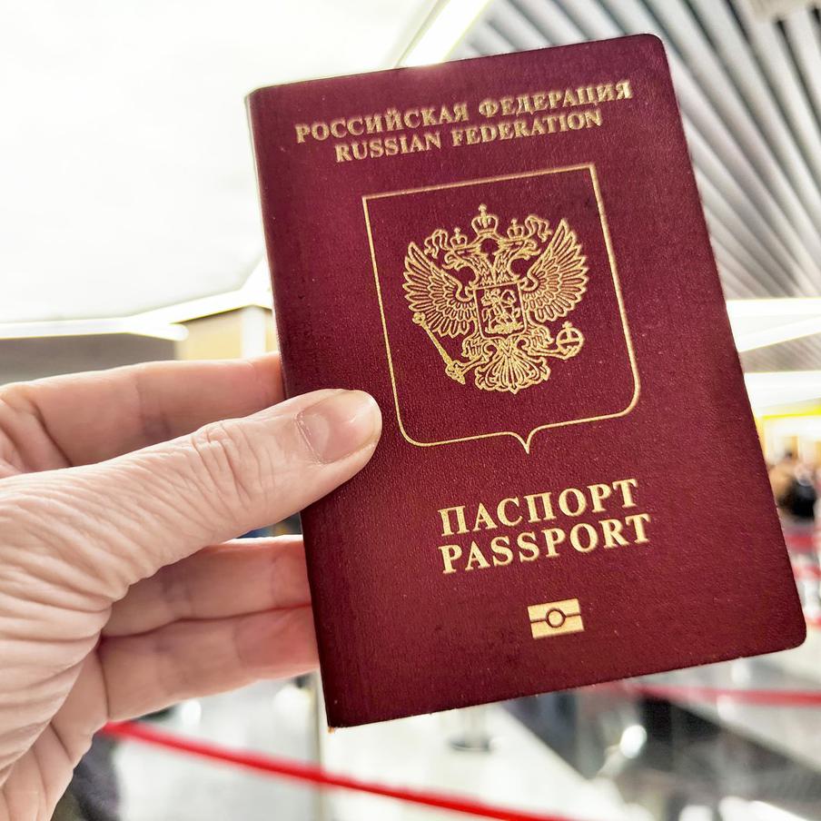 ЕС расширяет список стран, отказывающих в приёме небиометрических паспортов РФ. С 1 октября 2026 года Бельгия, Люксембург и Нидерланды перестанут признавать российские небиометрические пятилетние загранпаспорта. Переходных исключений не будет. Швеция же предоставит возможность въезда до конца 2026 года для лиц с визами или видом на жительство, полученными до этой даты