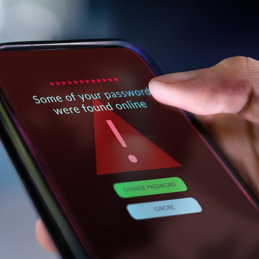 Специалисты рассказали о новой шпионской программе для телефонов на Android. Экспертный центр безопасности Positive Technologies обнаружил шпионское программное обеспечение DragonDoll, которое атакует пользователей Android-устройств в более чем 26 странах, включая Россию. Это вредоносное ПО распространяется через поддельные сайты, которые предлагают обновить браузер Google Chrome и требуют доступа к специальным возможностям