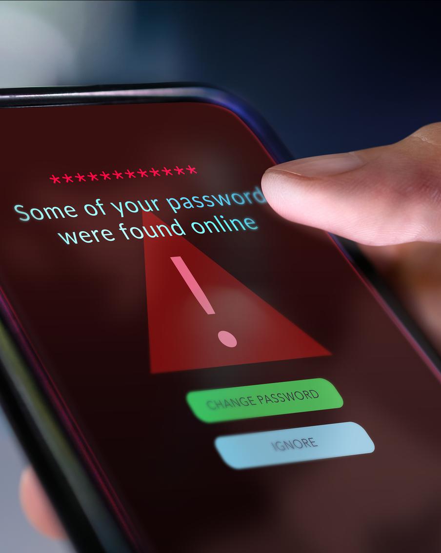 Специалисты рассказали о новой шпионской программе для телефонов на Android. Экспертный центр безопасности Positive Technologies обнаружил шпионское программное обеспечение DragonDoll, которое атакует пользователей Android-устройств в более чем 26 странах, включая Россию. Это вредоносное ПО распространяется через поддельные сайты, которые предлагают обновить браузер Google Chrome и требуют доступа к специальным возможностям