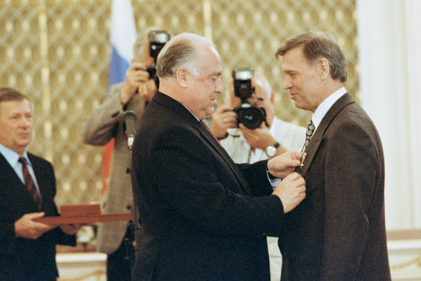 Премьер-министр России (1993–1998) Виктор Черномырдин награждает Владимира Шарпатова