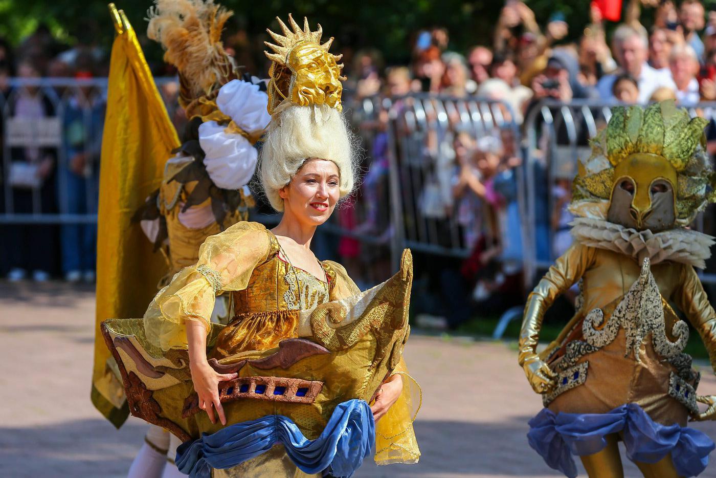 Платье фрейлины напоминает корабль.