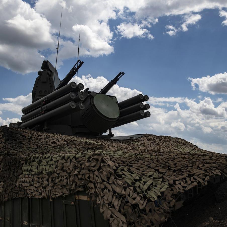 Российские войска получили новые комплексы "Панцирь" для борьбы с дронами. Стационарная версия комплекса может применять до 48 малогабаритных ракет "Гвоздь" вместо 12 стандартных. Они предназначены для поражения FPV-дронов и других небольших воздушных целей