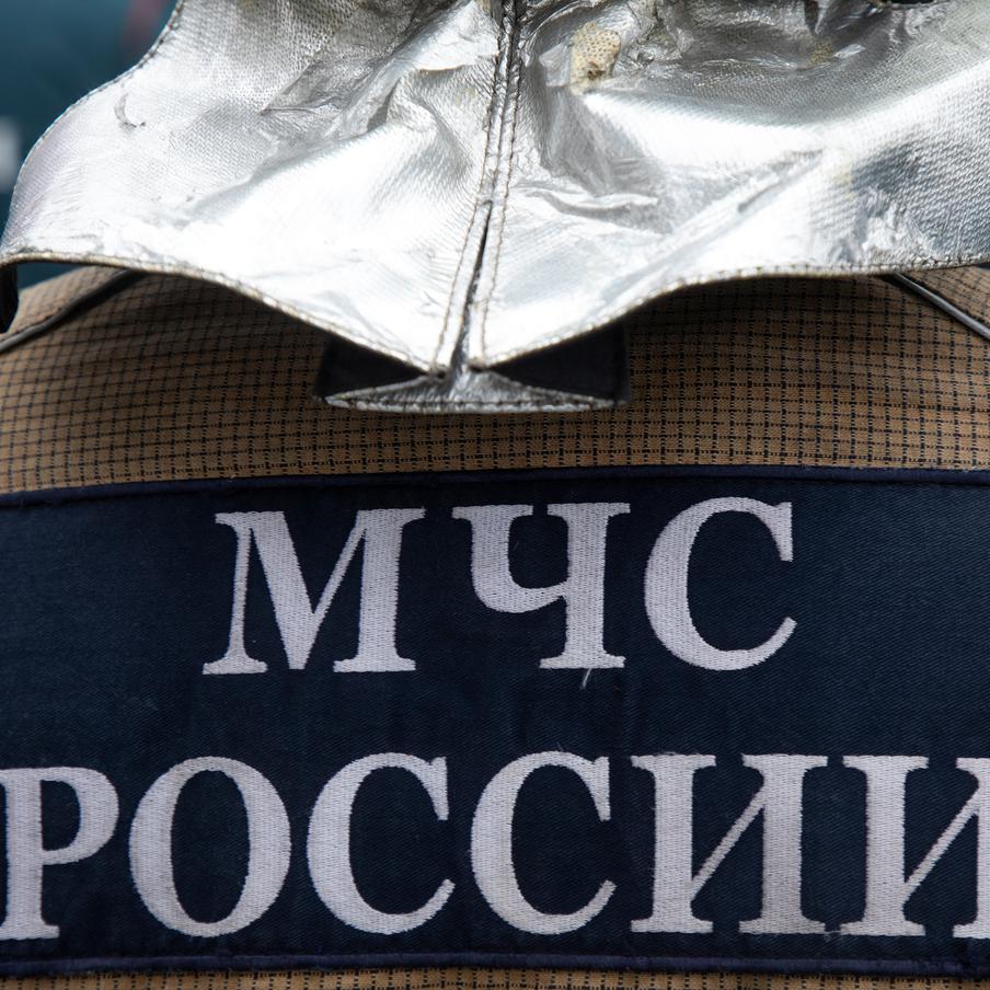 Военнослужащим МЧС могут дать право применять оружие. Законопроект предусматривает новые полномочия для спасательных воинских формирований при выполнении задач в опасных условиях. В частности, речь идёт о защите людей, техники и сотрудников ведомства