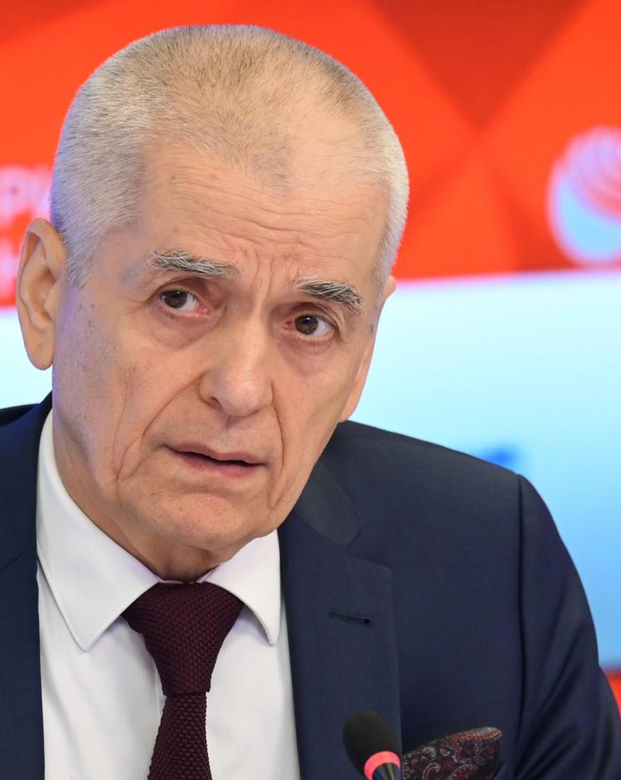 Онищенко предупредил о последствиях отказа от ЕГЭ. Академик РАН считает, что возвращение к прежней системе проверки знаний потребует времени и подготовки. По его словам, в школах уже почти не осталось педагогов с опытом проведения традиционных экзаменов