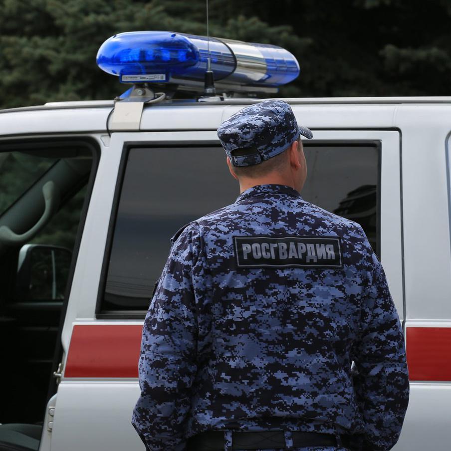Сотрудники Росгвардии задержали дебошира с оружием в фитнес-клубе. В московском фитнес-клубе на Воронцовских прудах сотрудники Росгвардии задержали 54-летнего мужчину, который был в состоянии алкогольного опьянения и вооружён пистолетом с магазином на 15 патронов. Задержанный вёл себя агрессивно и спровоцировал панику среди посетителей и персонала