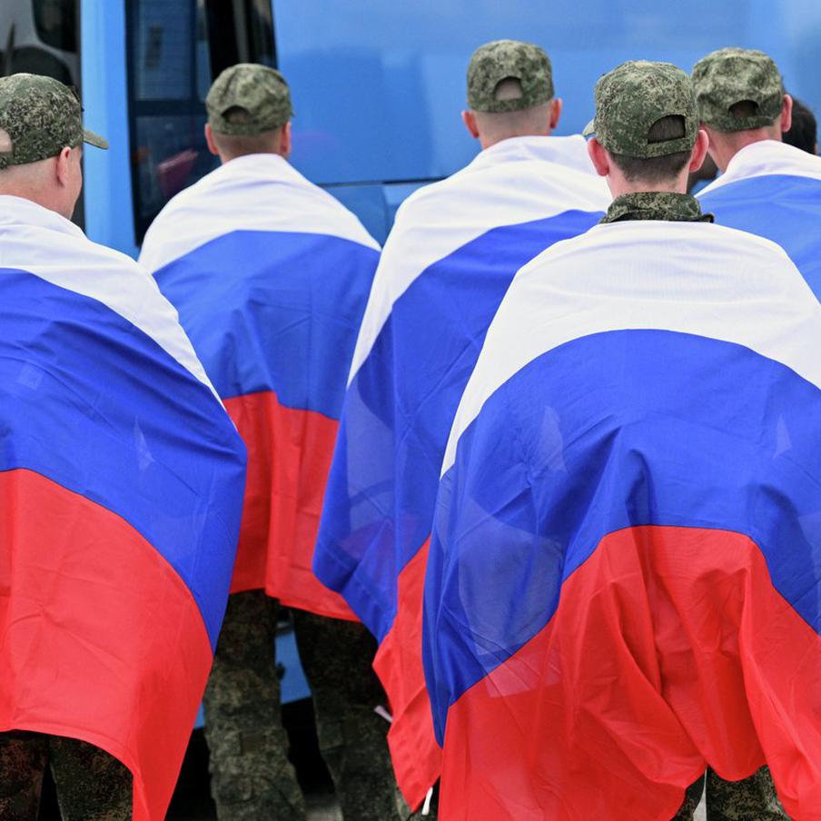 Россия вернула 103 военнослужащих из украинского плена. Освобождённые бойцы сейчас находятся в Белоруссии, где им оказывают необходимую помощь. Среди вернувшихся 31 военнослужащий получил ранения и нуждается в дальнейшем лечении