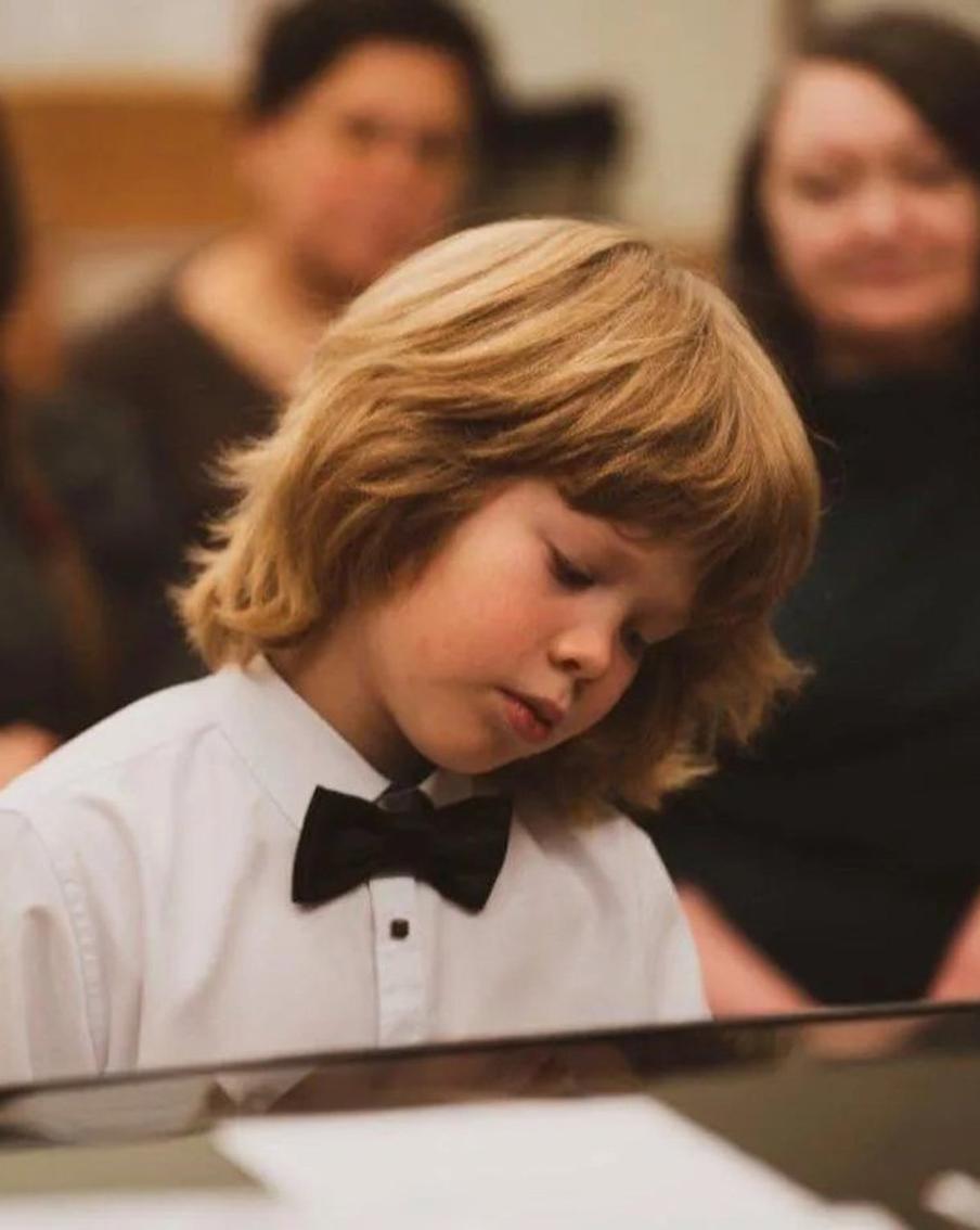 Очаровал профи, поиграл с обезьянами: 8-летний московский пианист покорил Китай