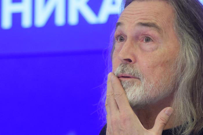 Кровать Марии-Антуанетты и яйцо Шагала: Никас Сафронов решил оставить квартиру в Москве