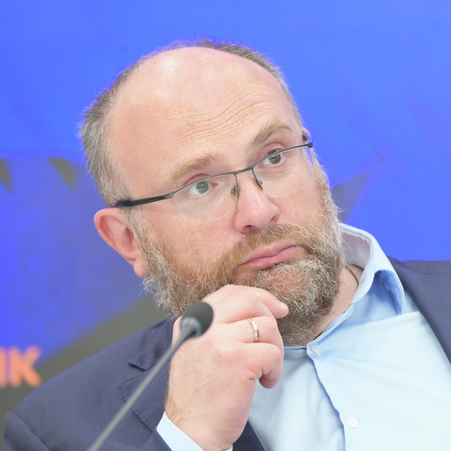 В РПЦ назвали разумным решением отправку части мощей Дмитрия Донского в зону СВО. Напомним, недавно в Архангельском соборе Московского Кремля при проведении реставрационных работ были обнаружены три саркофага. По итогам археологической и антропологической экспертизы один из них идентифицирован как захоронение Дмитрия Донского