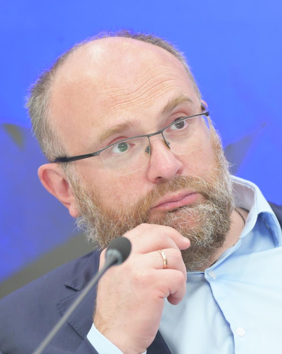 В РПЦ назвали разумным решением отправку части мощей Дмитрия Донского в зону СВО. Напомним, недавно в Архангельском соборе Московского Кремля при проведении реставрационных работ были обнаружены три саркофага. По итогам археологической и антропологической экспертизы один из них идентифицирован как захоронение Дмитрия Донского