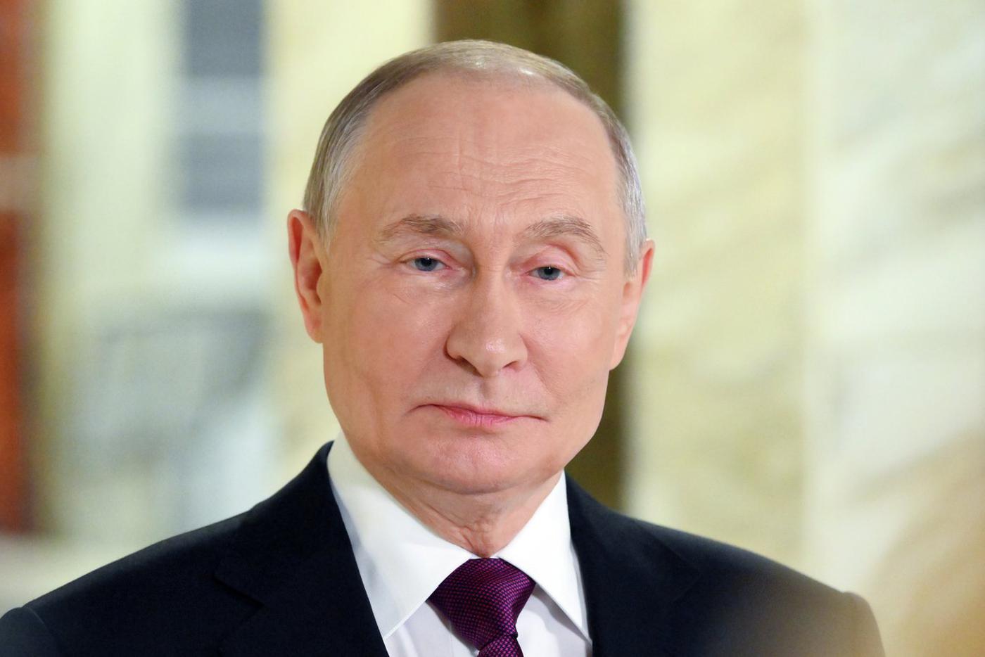 Путин принял участие в молебне в Архангельском соборе, где нашли мощи Донского