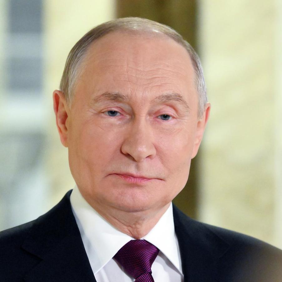 Путин посетил храм в Кремле после обнаружения останков Дмитрия Донского. Президент России ознакомился с ракой святого и выслушал рассказ специалистов о трёх саркофагах, найденных во время реставрационных и противоаварийных работ в Архангельском соборе