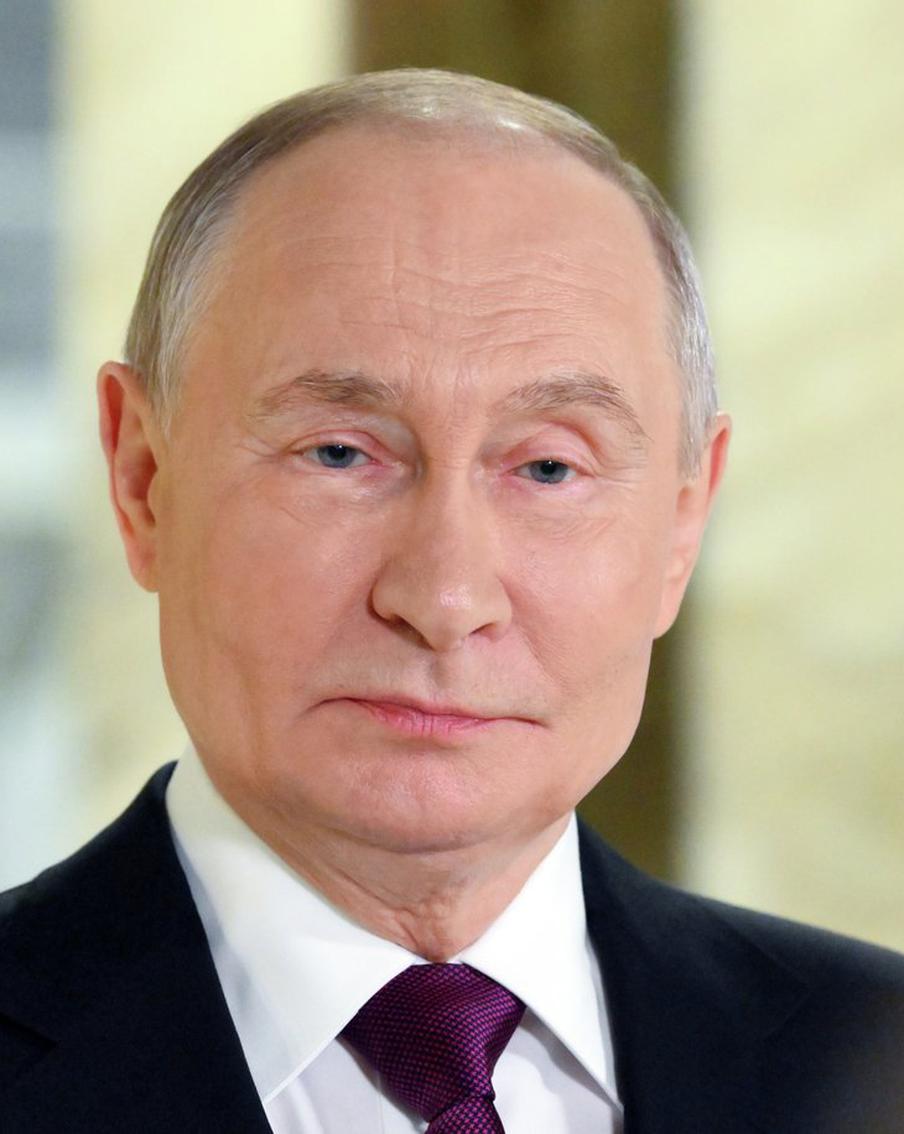 Путин принял участие в молебне в Архангельском соборе, где нашли мощи Донского