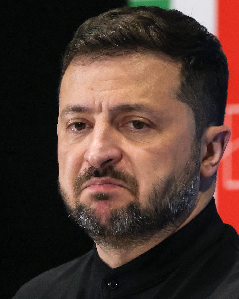 "Его уберут его же хозяева": участник СВО жёстко высказался о судьбе Зеленского. Участник СВО с позывным Варвар высказал мнение о возможной судьбе президента Украины Владимира Зеленского. По его словам, западные кураторы киевского режима могут инсценировать несчастный случай с украинским лидером