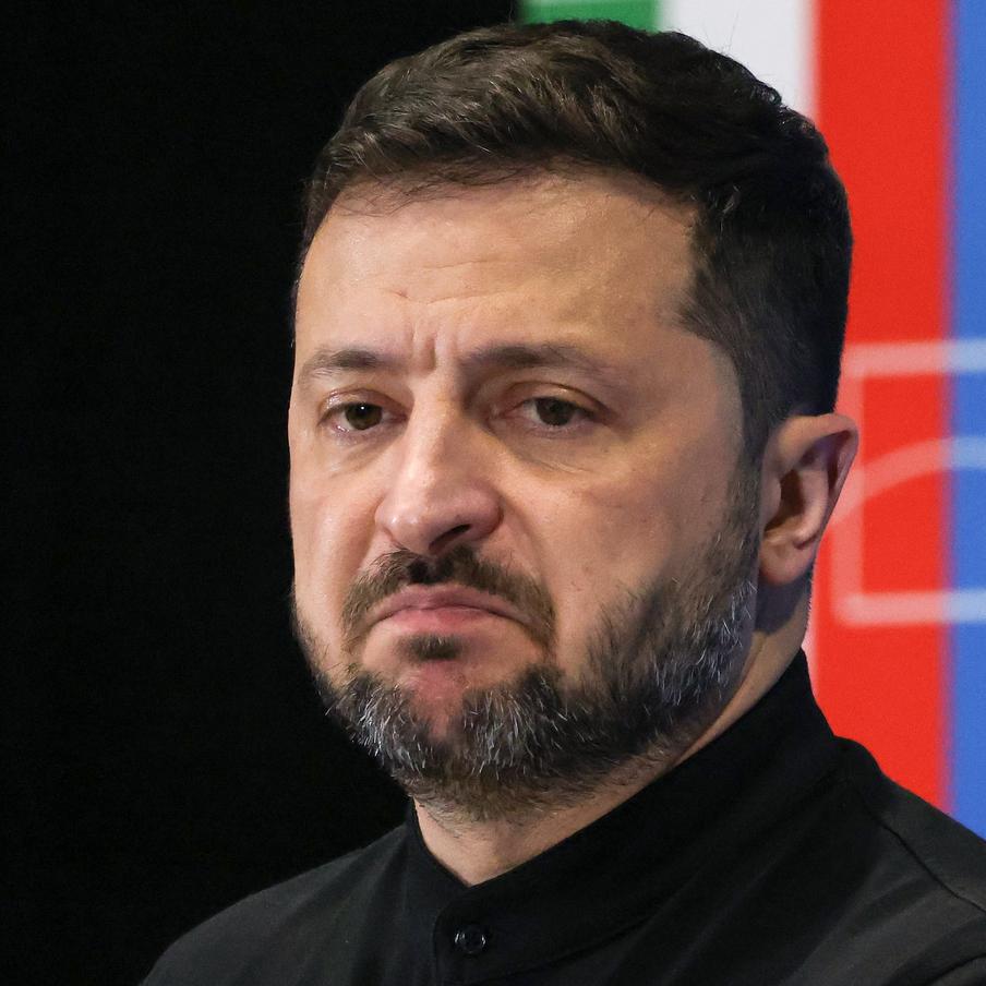 "Его уберут его же хозяева": участник СВО жёстко высказался о судьбе Зеленского. Участник СВО с позывным Варвар высказал мнение о возможной судьбе президента Украины Владимира Зеленского. По его словам, западные кураторы киевского режима могут инсценировать несчастный случай с украинским лидером