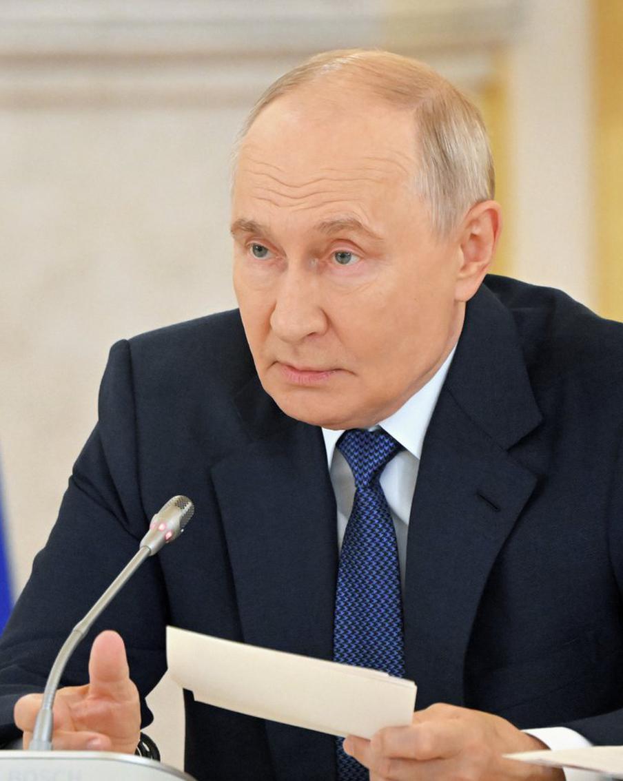 Путин: Россия – единственная страна в мире, у которой есть компетенции по всей цепочке ядерной энергетики. Об этом Владимир Путин заявил во время совещания по вопросам развития атомной энергетики. Ключевой доклад на мероприятии представляет генеральный директор госкорпорации "Росатом" Алексей Лихачёв