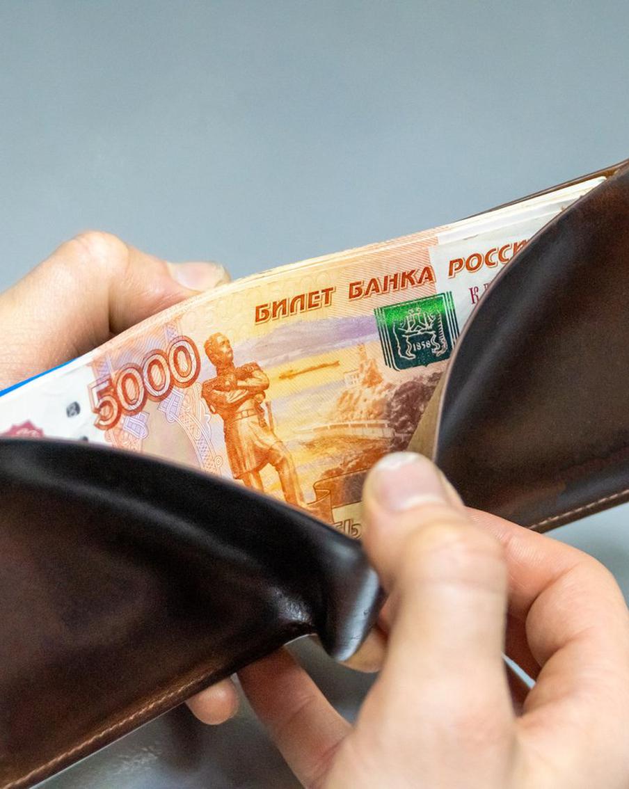 Росстат: почти весь доход россиян уходит на потребительские нужды. По данным Росстата, которые изучил ТАСС, в первом квартале 2026 года жители России потратили на приобретение товаров и оплату услуг свыше 80% своих доходов. При этом на приобретение недвижимости пришлось всего 2,8% доходов населения