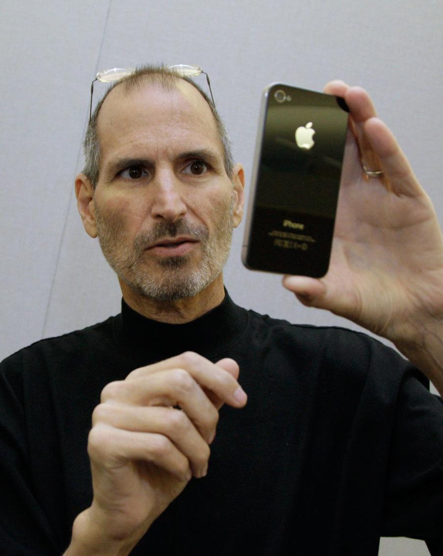 WSJ: стать главой Apple Стив Джобс смог только благодаря заказам от ЦРУ. Как пишет The Wall Street Journal, успех основателя Apple Стива Джобса во многом стал возможен благодаря ЦРУ, которое в 1980-х годах приобрело у его компании тысячи компьютеров. Об этом стало известно из книги бывшей журналистки Шэрон Вейнбергер