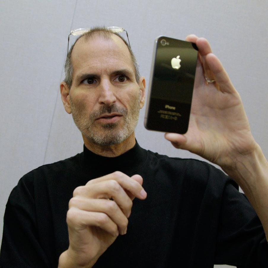 WSJ: стать главой Apple Стив Джобс смог только благодаря заказам от ЦРУ. Как пишет The Wall Street Journal, успех основателя Apple Стива Джобса во многом стал возможен благодаря ЦРУ, которое в 1980-х годах приобрело у его компании тысячи компьютеров. Об этом стало известно из книги бывшей журналистки Шэрон Вейнбергер