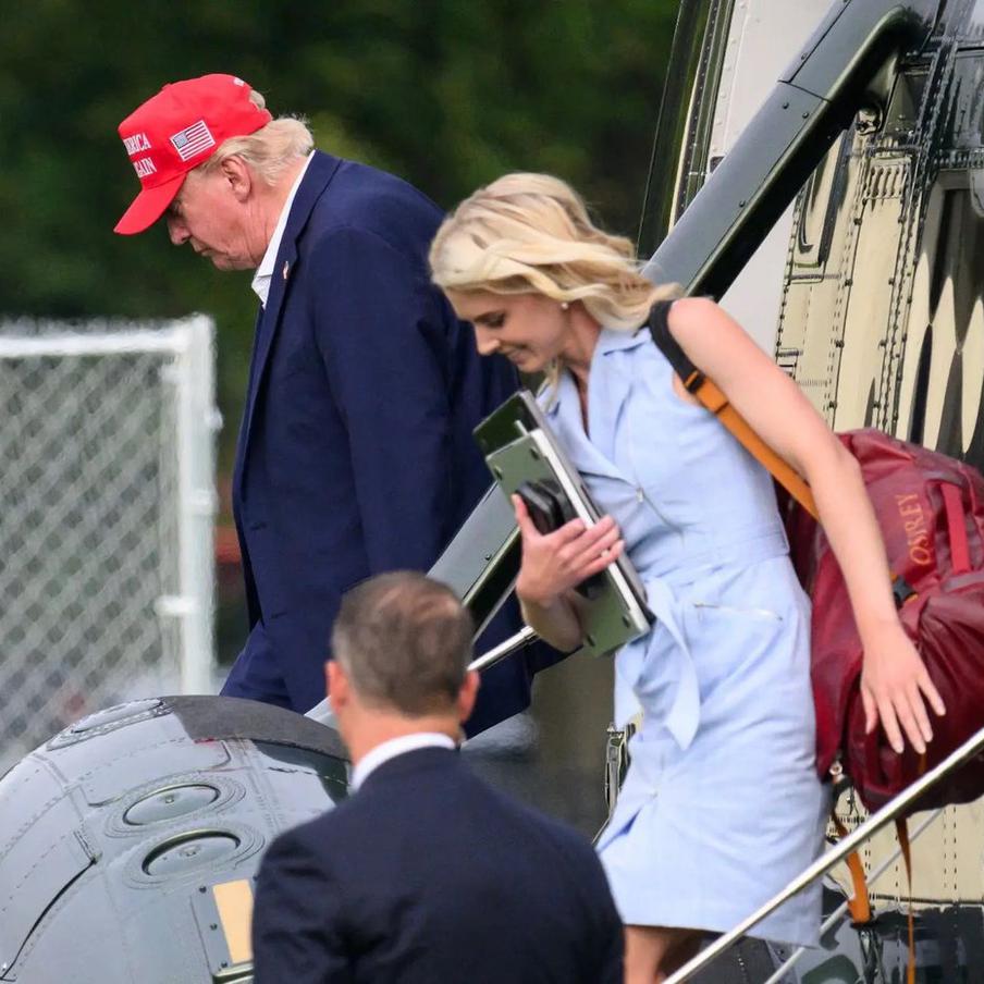 СМИ: помощница Трампа Натали Харп писала ему "интимные" письма и боялась его потерять. Издание The Daily Beast опубликовало два письма, которые, как утверждается, написала помощница президента США Натали Харп Дональду Трампу. В них она извиняется за поведение во время поездки и признаётся, что боится потерять доверие Трампа