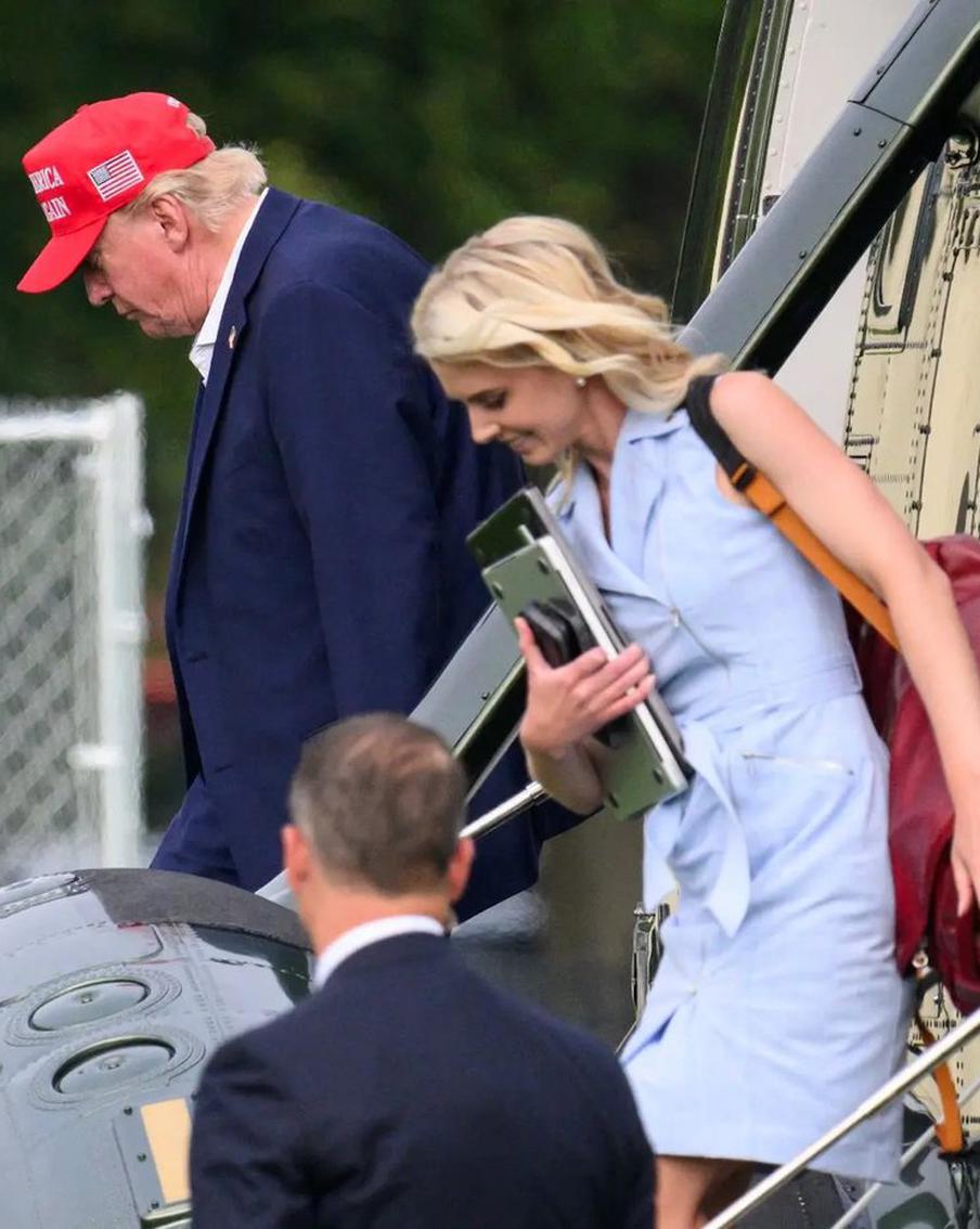 СМИ: помощница Трампа Натали Харп писала ему "интимные" письма и боялась его потерять. Издание The Daily Beast опубликовало два письма, которые, как утверждается, написала помощница президента США Натали Харп Дональду Трампу. В них она извиняется за поведение во время поездки и признаётся, что боится потерять доверие Трампа