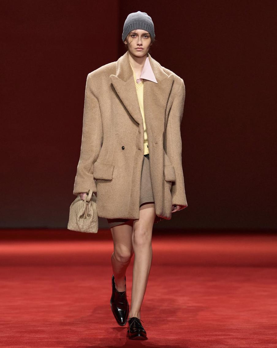 Модель на показе Bottega Veneta.