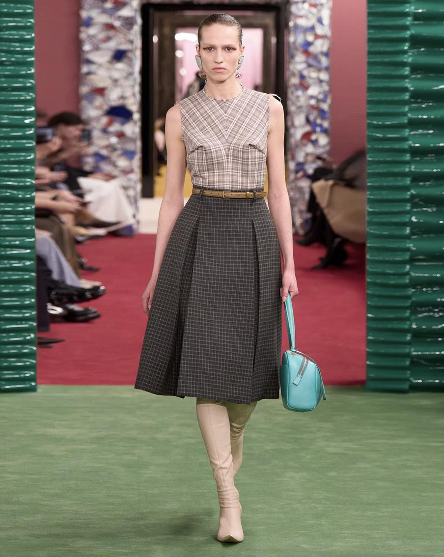 Модель на показе Acne Studios.
