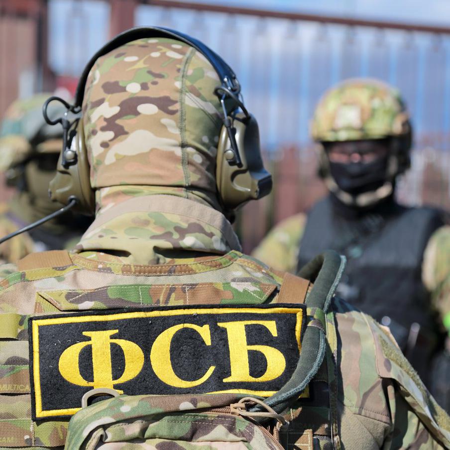 ФСБ сообщила о задержании иностранца за попытку запуска дрона в Москве. По данным ведомства, мужчина в 2023 году связался через Telegram с украинскими спецслужбами и получил задание вести наблюдение за объектами транспортной и городской инфраструктуры