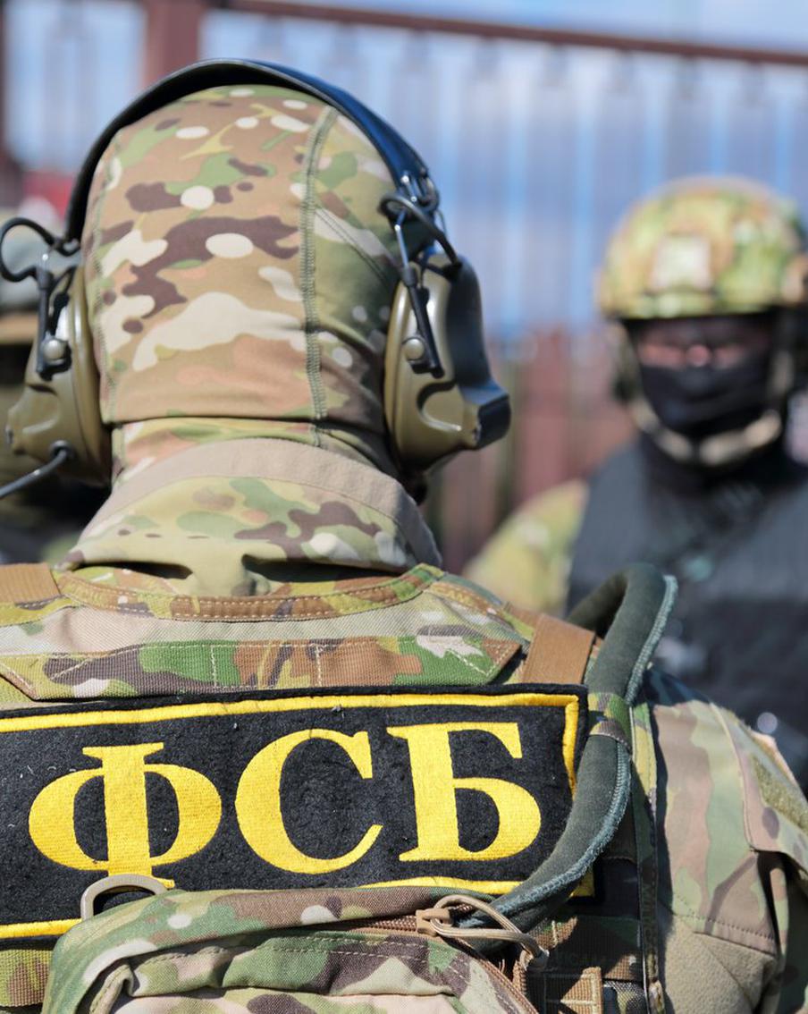 ФСБ сообщила о задержании иностранца за попытку запуска дрона в Москве. По данным ведомства, мужчина в 2023 году связался через Telegram с украинскими спецслужбами и получил задание вести наблюдение за объектами транспортной и городской инфраструктуры