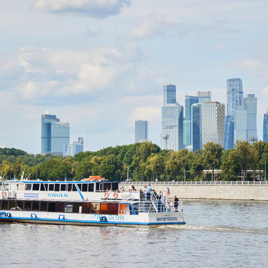 В субботу в Москве ожидается облачная погода с температурами до +25 градусов. В субботу в столице будет облачно, а температура воздуха достигнет +25 градусов. Возможны кратковременные дожди при юго-восточном ветре со скоростью 5–10 метров в секунду. В Подмосковье днём температура воздуха составит от +20 до +25 градусов, а ночью опустится до +14 градусов