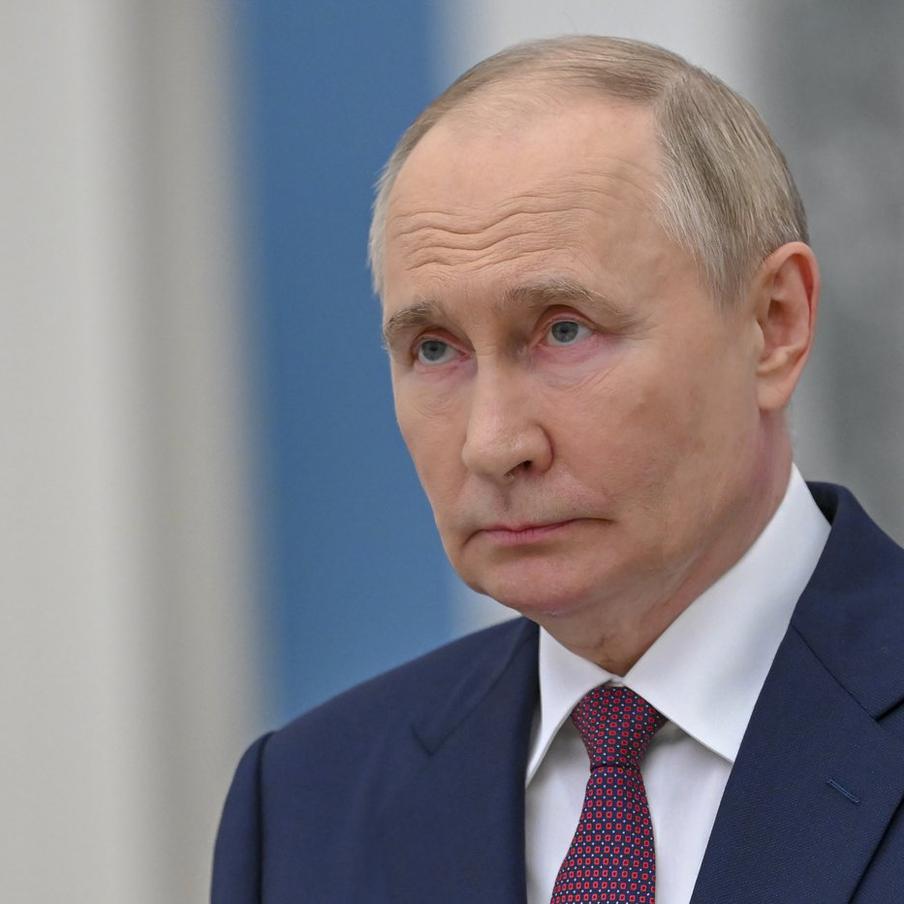 Владимир Путин прокомментировал тактику ВСУ на фоне ситуации на фронте. Владимир Путин отметил, что в последнее время атаки со стороны Вооружённых сил Украины стали более жестокими, что связано с ухудшением их положения на фронте. Он также подчеркнул огромный личный вклад российских военнослужащих в достижение победы и подчеркнул, что удары по гражданской инфраструктуре направлены на дестабилизацию российского общества