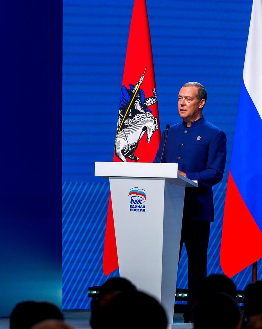 Медведев назвал современных лидеров Евросоюза последователями фашизма. Выступая на съезде партии "Единая Россия", Дмитрий Медведев назвал нынешних лидеров Евросоюза и некоторых западных чиновников идеологическими наследниками фашизма. Он отметил, что эти силы недооценивают устойчивость России к санкциям, подчеркнув, что страна остаётся непоколебимой несмотря на внешнее давление