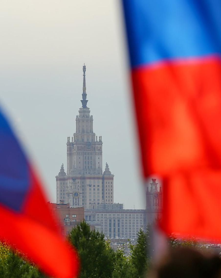 Сергей Собянин поздравил москвичей с Днем флага России