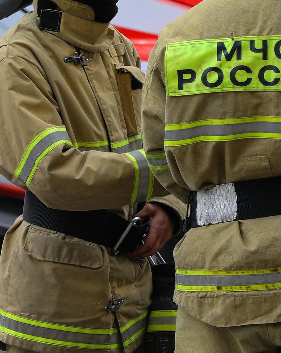 МЧС: площадь пожара на складе в Петербурге достигла 82 тыс. кв. м. В ночь на 23 августа в складском здании, расположенном по адресу Колпинское шоссе, 135 в Пушкинском районе Санкт-Петербурга, произошёл серьёзный пожар. Его площадь стремительно увеличилась с первоначальных 22 тысяч квадратных метров до 82 тысяч. При этом общая площадь здания составляет 680 на 120 метров