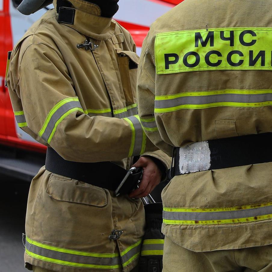 МЧС: площадь пожара на складе в Петербурге достигла 82 тыс. кв. м. В ночь на 23 августа в складском здании, расположенном по адресу Колпинское шоссе, 135 в Пушкинском районе Санкт-Петербурга, произошёл серьёзный пожар. Его площадь стремительно увеличилась с первоначальных 22 тысяч квадратных метров до 82 тысяч. При этом общая площадь здания составляет 680 на 120 метров