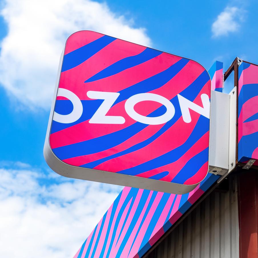 Склад Ozon загорелся из-за падения обломков БПЛА в Оренбурге. В Оренбургской особой экономической зоне произошло возгорание на складе логистического комплекса Ozon в результате атаки дронов. К счастью, в результате инцидента никто не пострадал, однако более 300 сотрудников были эвакуированы