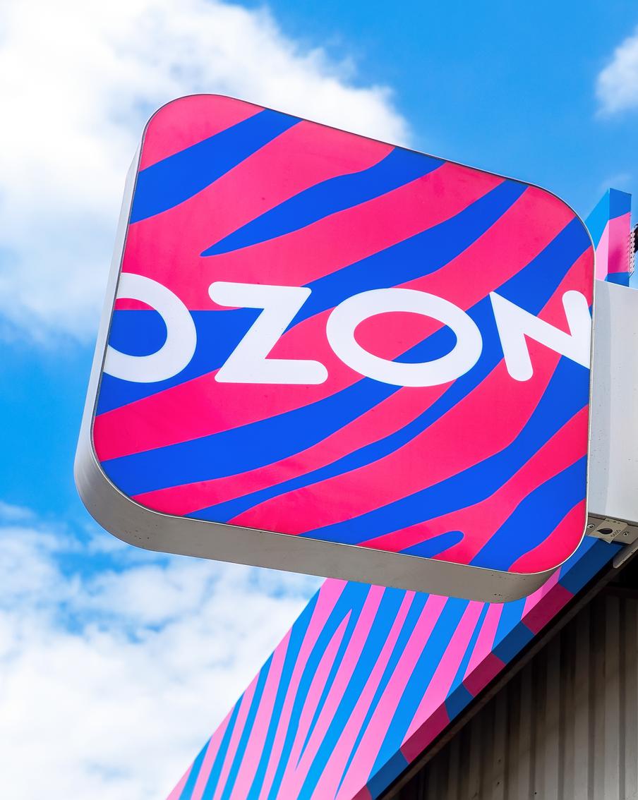 Склад Ozon загорелся из-за падения обломков БПЛА в Оренбурге. В Оренбургской особой экономической зоне произошло возгорание на складе логистического комплекса Ozon в результате атаки дронов. К счастью, в результате инцидента никто не пострадал, однако более 300 сотрудников были эвакуированы