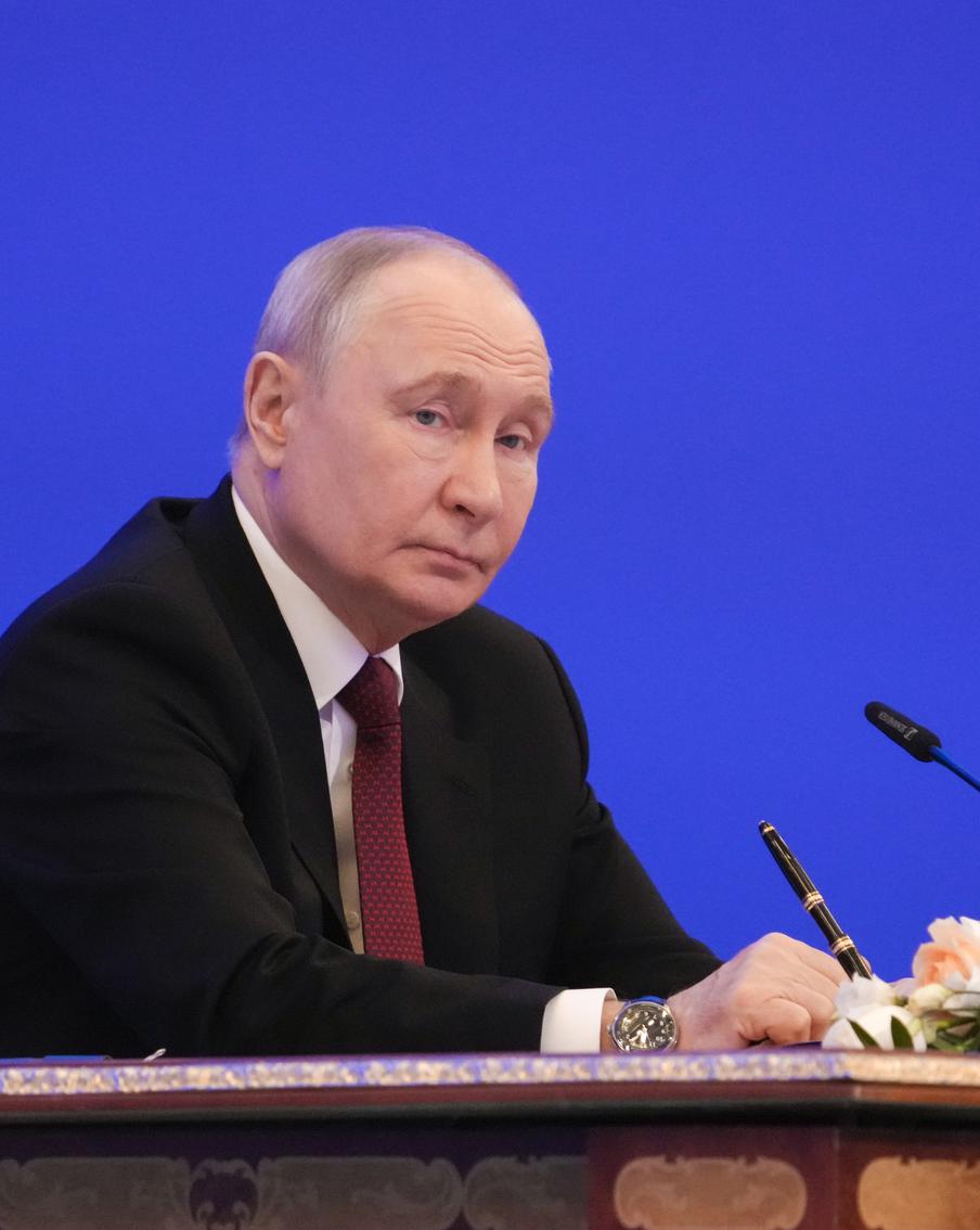 Путин сделал заявление о первом президенте Чечни. Президент России Владимир Путин выступил с заявлением к 75-летию Ахмата-Хаджи Кадырова, осудив теракт против него, совершённый 9 мая 2004 года в Грозном. Российский лидер подчеркнул недопустимость прощения и забвения этого преступления, отметив мужество первого президента Чечни