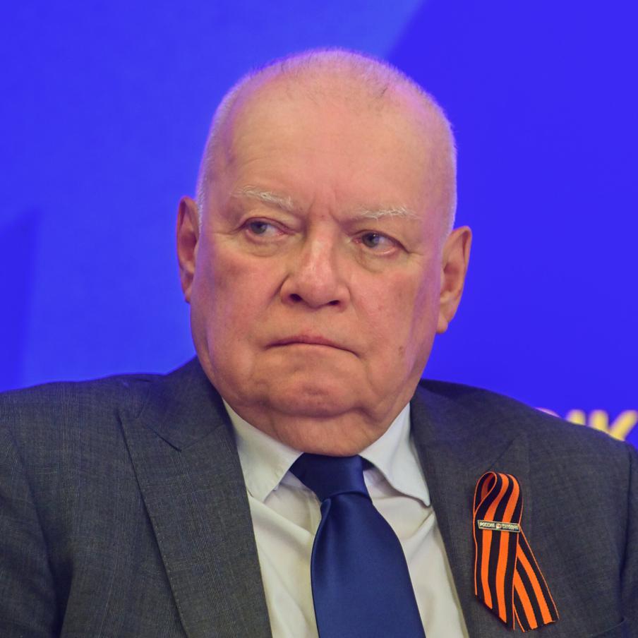 Дмитрий Киселёв запускает авторскую программу на телеканале "Россия". Дмитрий Киселёв, известный журналист и телеведущий, запускает новую авторскую программу "Киселёв" на телеканале "Россия". Она будет выходить по воскресеньям начиная с 6 сентября, в 22:00 по московскому времени. Ранее Дмитрий Киселёв вёл программу "Вести недели", а теперь его место займёт Евгений Попов